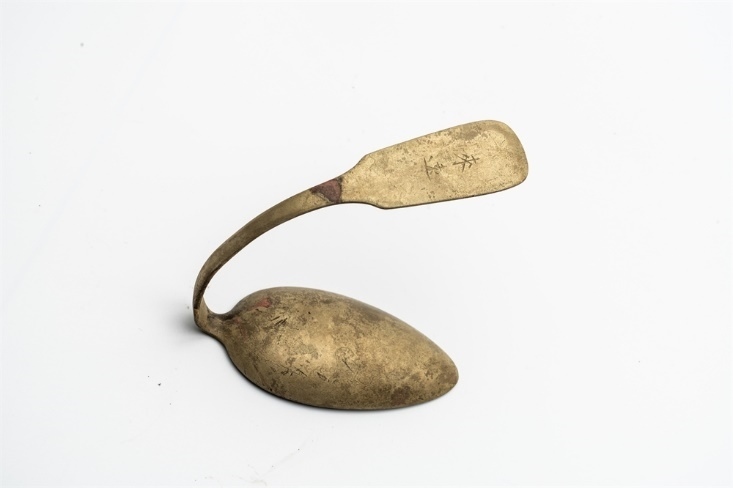 鏨刻“來(lái)遠(yuǎn)”的湯勺。國(guó)家文物局供圖