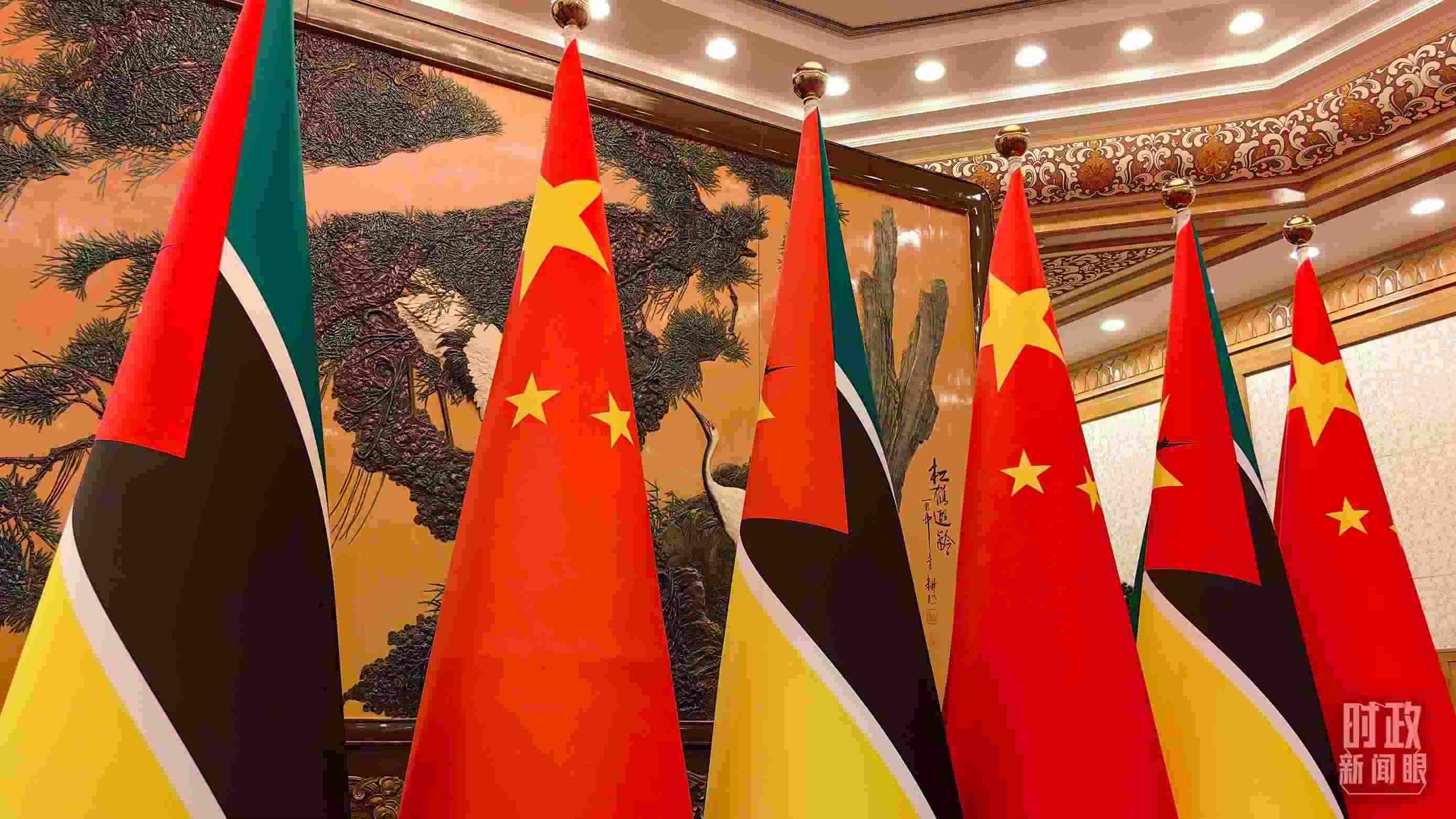 △會見現(xiàn)場，中國、莫桑比克兩國國旗。（總臺央廣記者潘毅拍攝）