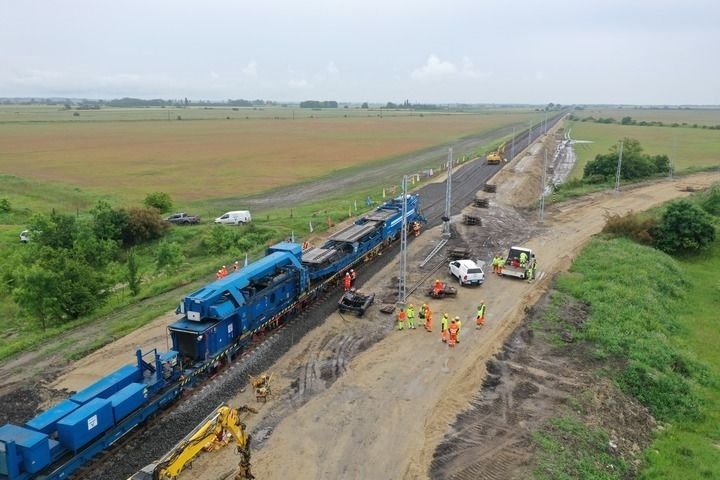 這是匈塞鐵路匈牙利段孔圣米克洛什-陶什站施工現(xiàn)場（5月30日攝，無人機(jī)照片）。新華社發(fā)（中國中鐵匈塞鐵路項(xiàng)目經(jīng)理部供圖）