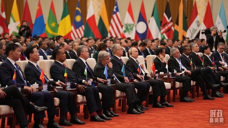 △18日上午，外方領(lǐng)導(dǎo)人在開幕式上聆聽習(xí)近平主席主旨演講。（總臺國廣記者李晉拍攝）