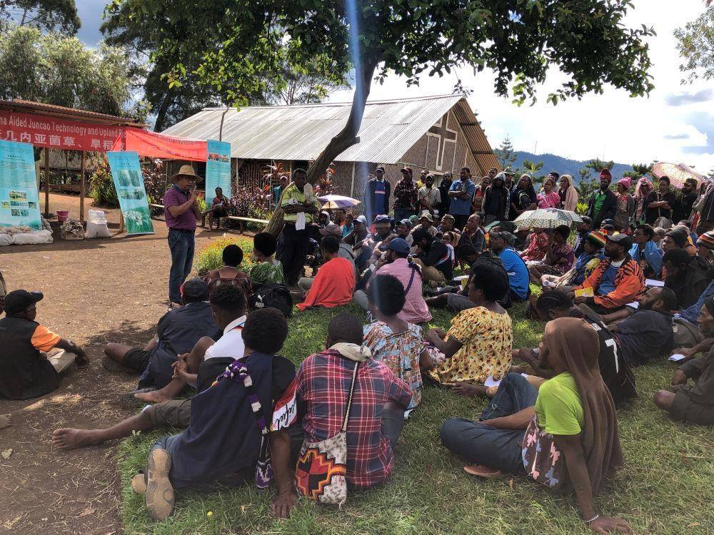 △2020年12月15日，中國(guó)專家在巴布亞新幾內(nèi)亞東高地省中國(guó)援助巴新菌草和旱稻技術(shù)項(xiàng)目第9期培訓(xùn)班上授課。