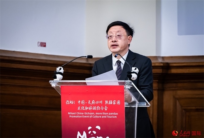 四川省文化和旅游廳廳長戴允康作文化旅游推介。人民網(wǎng) 郭錦標攝