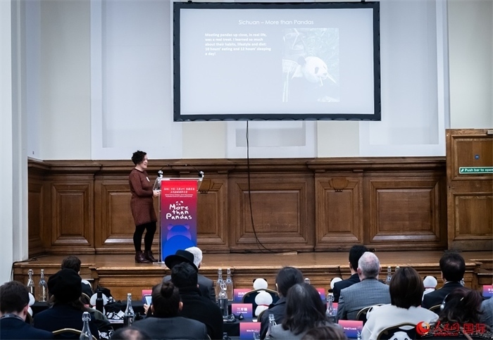 英國旅游達人瑪麗亞·拉莫爾作來川游歷主題分享。人民網(wǎng) 郭錦標攝