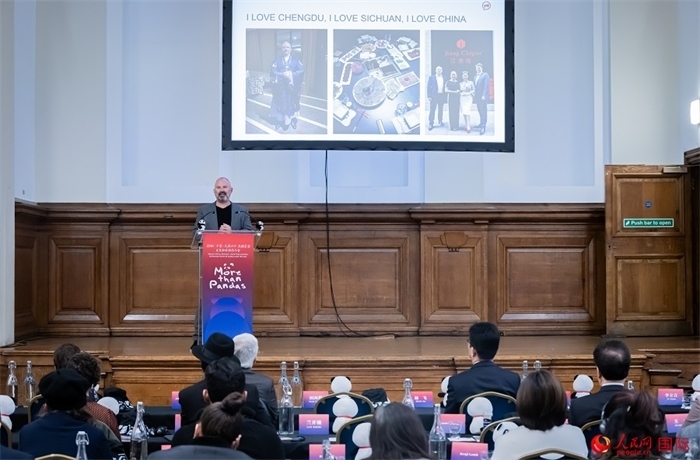 英國群英創(chuàng)意全球首席執(zhí)行官杰米·撒杰特在現(xiàn)場發(fā)言，分享如何進一步提升四川旅游的國際影響力、吸引更多的英國游客。人民網(wǎng) 郭錦標攝