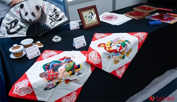 活動現(xiàn)場的現(xiàn)場文創(chuàng)展、互動體驗區(qū)、非遺區(qū)展示。人民網(wǎng) 郭錦標攝