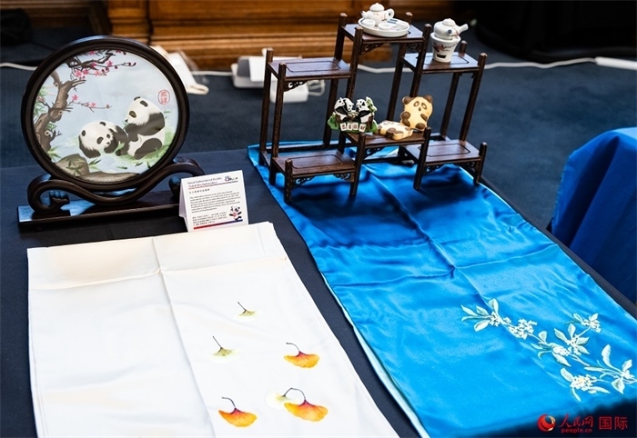 活動現(xiàn)場的現(xiàn)場文創(chuàng)展、互動體驗區(qū)、非遺區(qū)展示。人民網(wǎng) 郭錦標攝