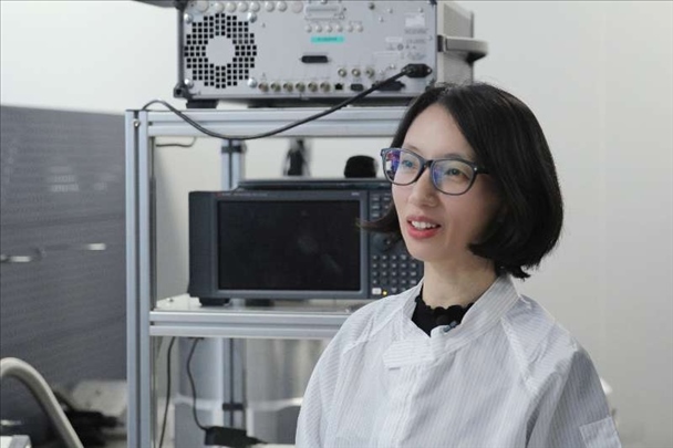 李婧在中國(guó)科學(xué)院紫金山天文臺(tái)毫米波和亞毫米波技術(shù)實(shí)驗(yàn)室。（受訪者供圖）