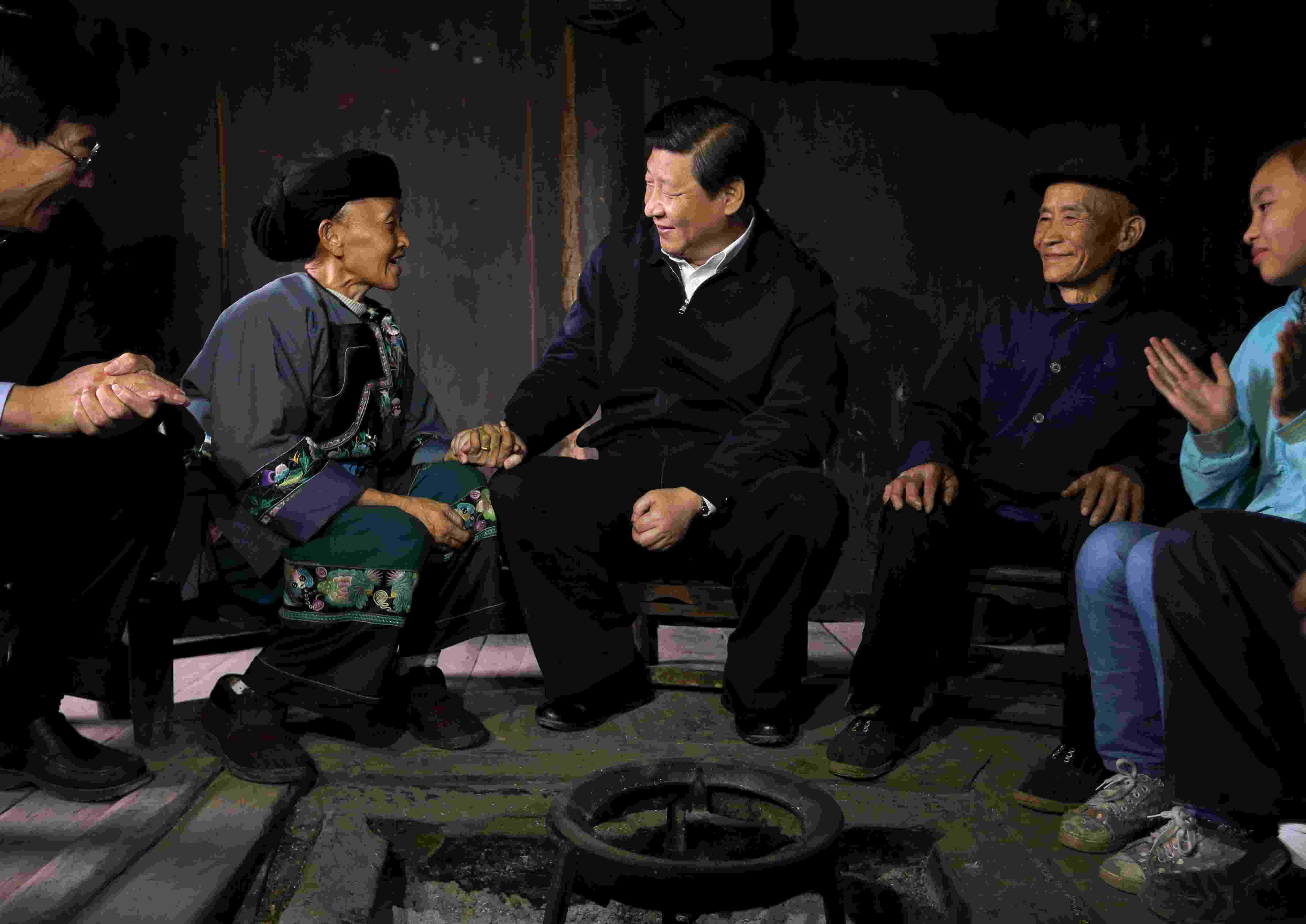 2013年11月3日，習近平在湖南花垣縣十八洞村，與石拔三老人握手交談。