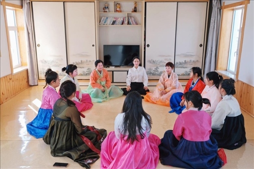 2023年6月，楊麗娜（后中）對(duì)擔(dān)任民宿管家的光東村村民們進(jìn)行標(biāo)準(zhǔn)化培訓(xùn)。（新華社記者金津秀攝）