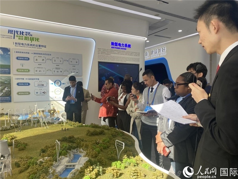 2023“一帶一路”媒體合作論壇聯(lián)合采訪團參訪中國能建。人民網記者 于洋攝