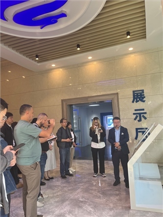 （在文瀾智谷中試產(chǎn)業(yè)基地，中外記者深入了解科技轉(zhuǎn)化情況 趙橙涔攝）