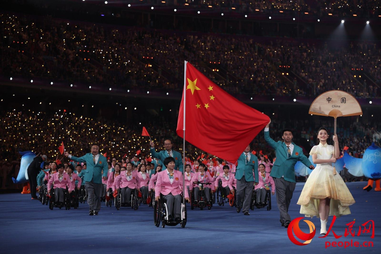 開幕式上，中國體育代表團(tuán)入場。人民網(wǎng) 周靜圓攝