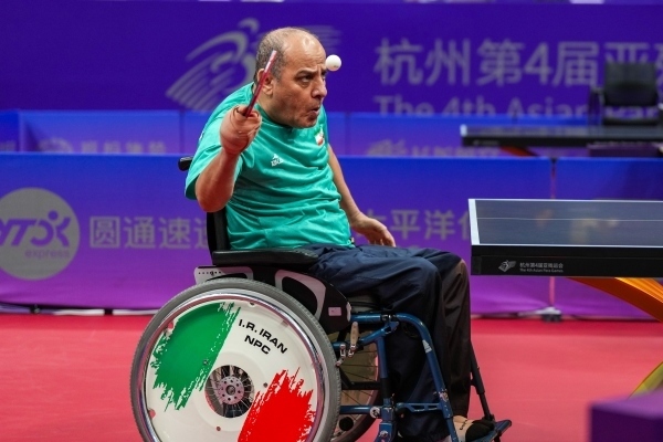 10月23日，杭州第4屆亞殘運(yùn)會乒乓球男子單打Class2小組循環(huán)賽舉行。圖為伊朗隊(duì)選手哈?！ず嗁M(fèi)尚在比賽中。圖片來源：杭州亞殘組委會