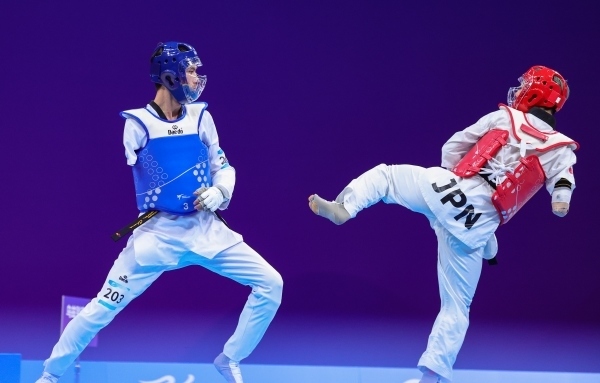 10月23日，杭州第4屆亞殘運(yùn)會跆拳道男子K44級58公斤級銅牌賽舉行。圖為烏茲別克斯坦隊(duì)選手桑賈貝克·穆赫托羅夫(左)和日本隊(duì)選手阿渡健太在比賽中。圖片來源：杭州亞殘組委會