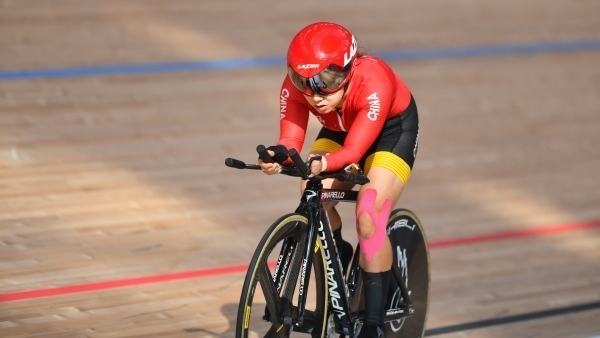 10月23日，杭州第4屆亞殘運(yùn)會場地自行車女子個人C4-5級3000米追逐賽金牌賽舉行。圖為中國隊(duì)選手季子賢在比賽中。圖片來源：杭州亞殘組委會