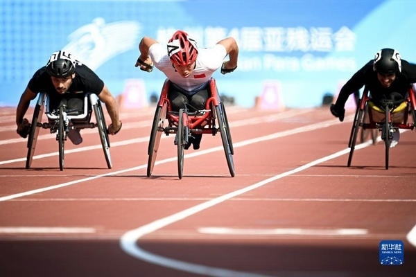 10月23日，中國選手龔文浩（左二）在杭州第4屆亞殘運(yùn)會男子100米-T34決賽的比賽中。他以15秒55的成績獲得該項(xiàng)目銀牌。新華社記者 江漢攝