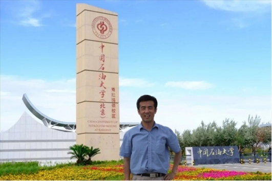 北京交通大學(xué)“銀齡教師”黃曉鳴。校方供圖