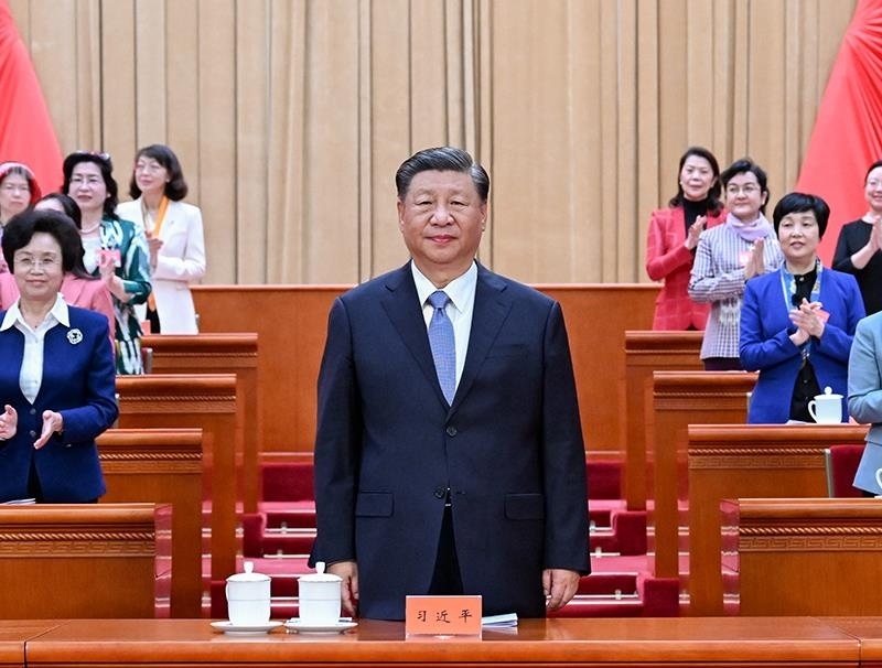 △2023年10月23日，中國(guó)婦女第十三次全國(guó)代表大會(huì)在北京人民大會(huì)堂開(kāi)幕。這是習(xí)近平總書(shū)記在主席臺(tái)向與會(huì)代表致意。
