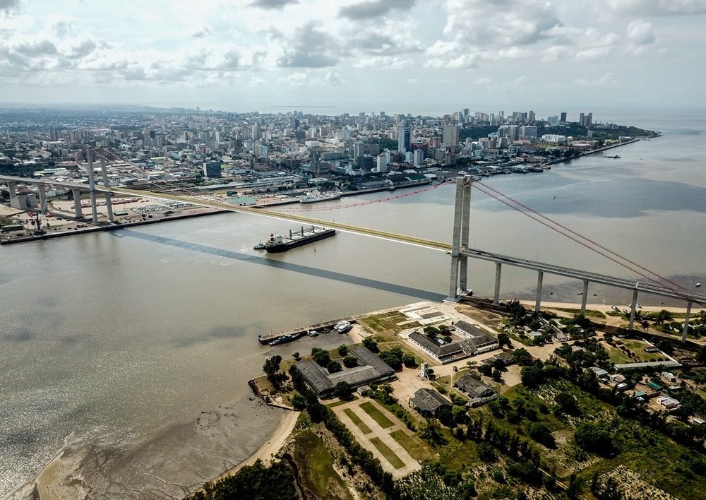 這是2019年4月8日在莫桑比克首都馬普托拍攝的馬普托大橋（無人機照片）。新華社記者 張宇 攝