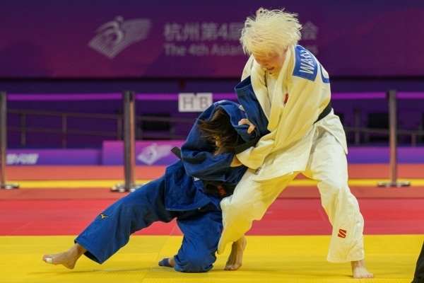 10月24日，杭州第4屆亞殘運會柔道女子J2級57公斤級決賽舉行。圖為中國隊選手王嘉楠（右）和日本隊選手廣瀨順子在比賽中。圖片來源：杭州亞殘組委