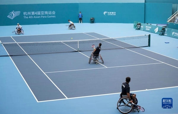 10月24日，在杭州第4屆亞殘運會輪椅網(wǎng)球男子雙打1/4決賽中，中國組合董順江/紀珍旭以0比2不敵韓國組合任浩元/韓成奉，無緣半決賽。圖為董順江（右二）/紀珍旭（右一）在比賽中。新華社記者 才揚攝