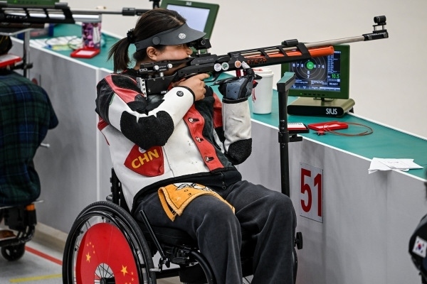 10月23日，杭州第4屆亞殘運會射擊(R2)SH1級女子10米氣步槍立射資格賽舉行。圖為中國隊選手張翠平在比賽中。圖片來源：杭州亞殘組委