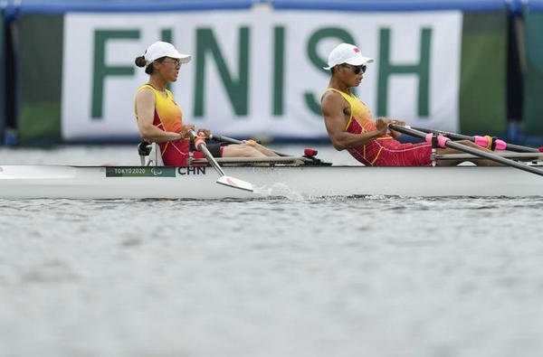2021年8月29日，在東京殘奧會賽艇項目PR2級混合雙人雙槳決賽中，中國組合劉爽/蔣繼劍獲得銅牌。圖為劉爽（左）/蔣繼劍在比賽中。新華社記者 胡虎虎攝（資料圖）