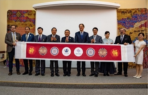 “絲路綺粲—中國(guó)絲綢藝術(shù)展”開(kāi)幕式在匈牙利首都布達(dá)佩斯舉行。布達(dá)佩斯中國(guó)文化中心供圖