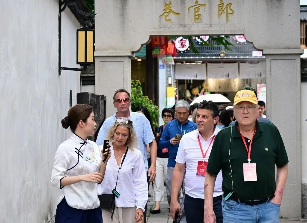 △2023年6月27日，“鼓嶺之友”部分成員和中美各界人士在福建福州南后街三坊七巷參觀訪問。