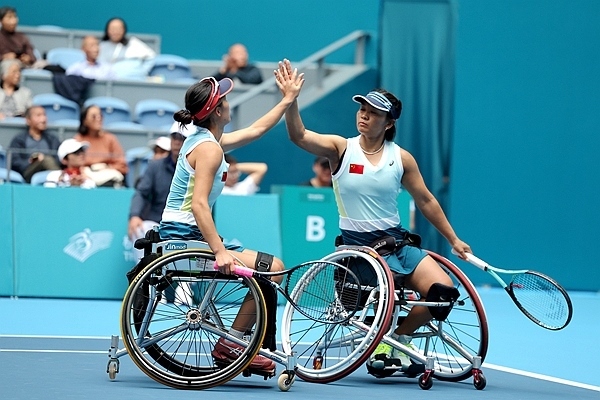 10月25日，杭州亞殘運(yùn)會(huì)輪椅網(wǎng)球女雙決賽，中國(guó)組合朱珍珍(右)/郭珞瑤慶祝得分。人民網(wǎng)記者 胡雪蓉?cái)z