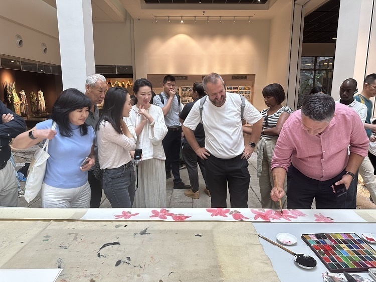 首屆國際傳播“絲路獎(jiǎng)”獲獎(jiǎng)代表等在廣州市荔灣區(qū)永慶坊參加文化交流活動(dòng)。楊爍壁、王燕攝影報(bào)道