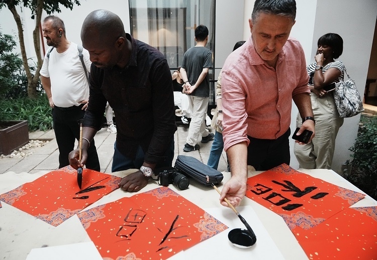 首屆國際傳播“絲路獎(jiǎng)”獲獎(jiǎng)代表等在廣州市荔灣區(qū)永慶坊參加文化交流活動(dòng)。楊爍壁、王燕攝影報(bào)道