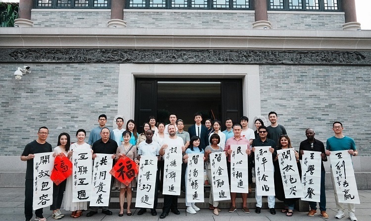 首屆國際傳播“絲路獎(jiǎng)”獲獎(jiǎng)代表等在廣州市荔灣區(qū)永慶坊參加文化交流活動(dòng)。楊爍壁、王燕攝影報(bào)道