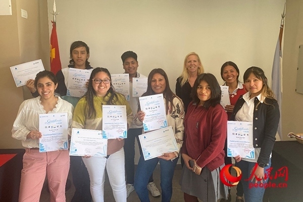 社區(qū)工作專家莫伊拉（后排右二）向“中文工坊”第二期培訓(xùn)班部分結(jié)業(yè)學(xué)員頒發(fā)由薩爾塔省教育部簽發(fā)的結(jié)業(yè)證書。人民網(wǎng)記者 吳思萱攝