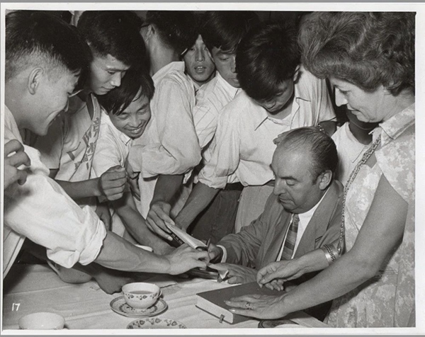 諾貝爾文學(xué)獎(jiǎng)得主巴勃羅·聶魯達(dá)與中國(guó)青年在一起（資料圖片）。中國(guó)美術(shù)館供圖