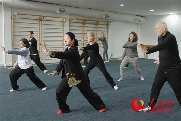 阿根廷武術(shù)俱樂部協(xié)會(huì)副會(huì)長(zhǎng)陳敏正在教學(xué)。人民網(wǎng)記者 張若涵攝