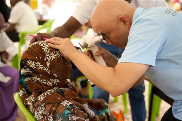 醫(yī)療隊為當(dāng)?shù)鼗颊吡x診。中國援桑醫(yī)療隊供圖