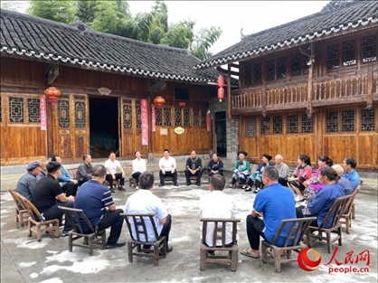 花垣縣石欄鎮(zhèn)朋巖村的院壩會(huì)。人民網(wǎng) 周靜圓攝