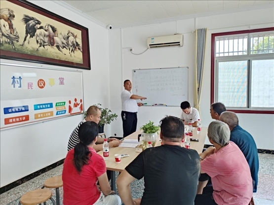 泉塘村17組議事會(huì)正在討論土地整理事項(xiàng)。湖南省司法廳供圖