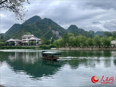 秋日的邊城鎮(zhèn)，青山滴翠、碧水含情。人民網(wǎng) 周靜圓攝