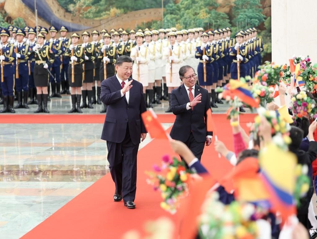 10月25日下午，國家主席習(xí)近平在北京人民大會(huì)堂同來華進(jìn)行國事訪問的哥倫比亞總統(tǒng)佩特羅舉行會(huì)談。這是會(huì)談前，習(xí)近平在人民大會(huì)堂北大廳為佩特羅舉行歡迎儀式。