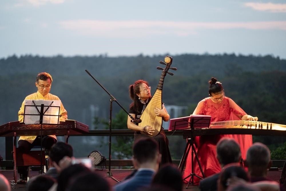 9月29日晚，巴西圣保羅亞洲文化中心主辦的“瀑布之夜”中秋晚會(huì)在世界三大瀑布之一的巴西伊瓜蘇瀑布前舉行，來自巴西、阿根廷等地的華僑華人與巴西各界友人匯聚一堂，共同慶祝中國傳統(tǒng)節(jié)日中秋佳節(jié)。