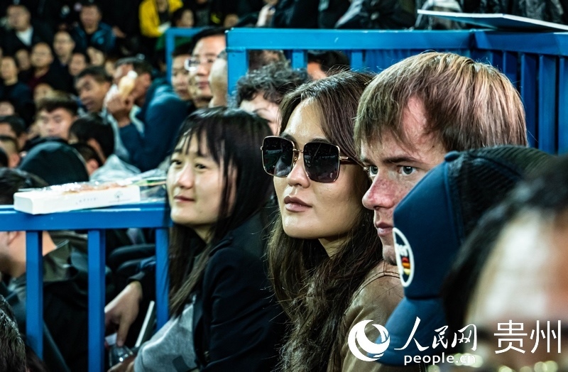 外媒記者走進“村BA”決賽現(xiàn)場觀看比賽。人民網 陽茜 攝