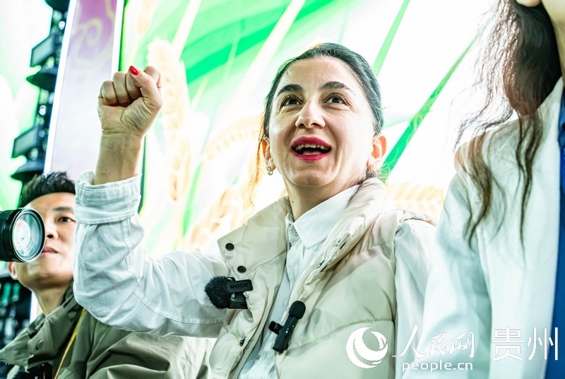 外媒記者在現(xiàn)場吶喊助威。人民網 陽茜攝