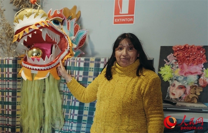 “熊貓閱覽室”一角。盧漢·梅洛為記者展示大使館贈送的龍頭。人民網(wǎng)記者 張若涵攝