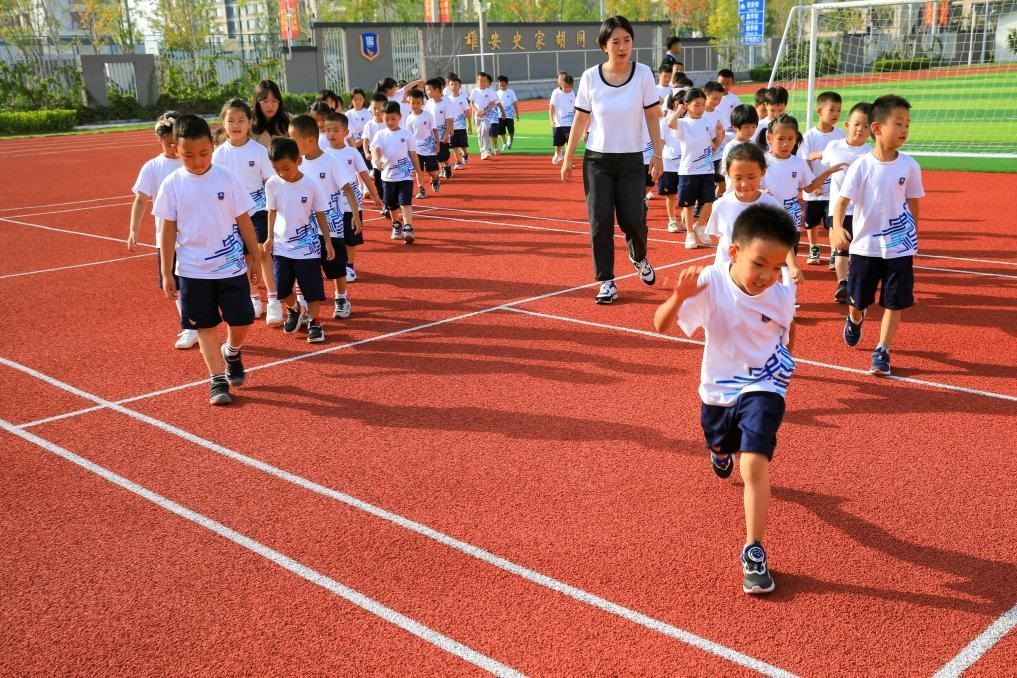 2023年9月，雄安史家胡同小學(xué)的學(xué)生們在操場上活動。新華社記者張鋮 攝