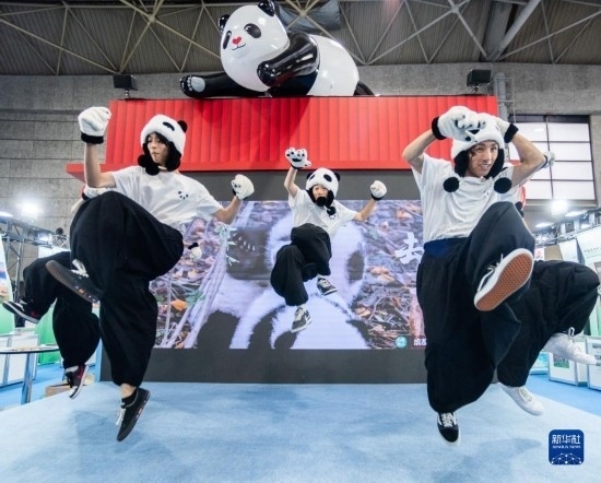  10月29日，街舞隊(duì)在日本大阪國際會(huì)展中心中國館表演街舞。新華社發(fā)（中國駐大阪旅游辦事處供圖）