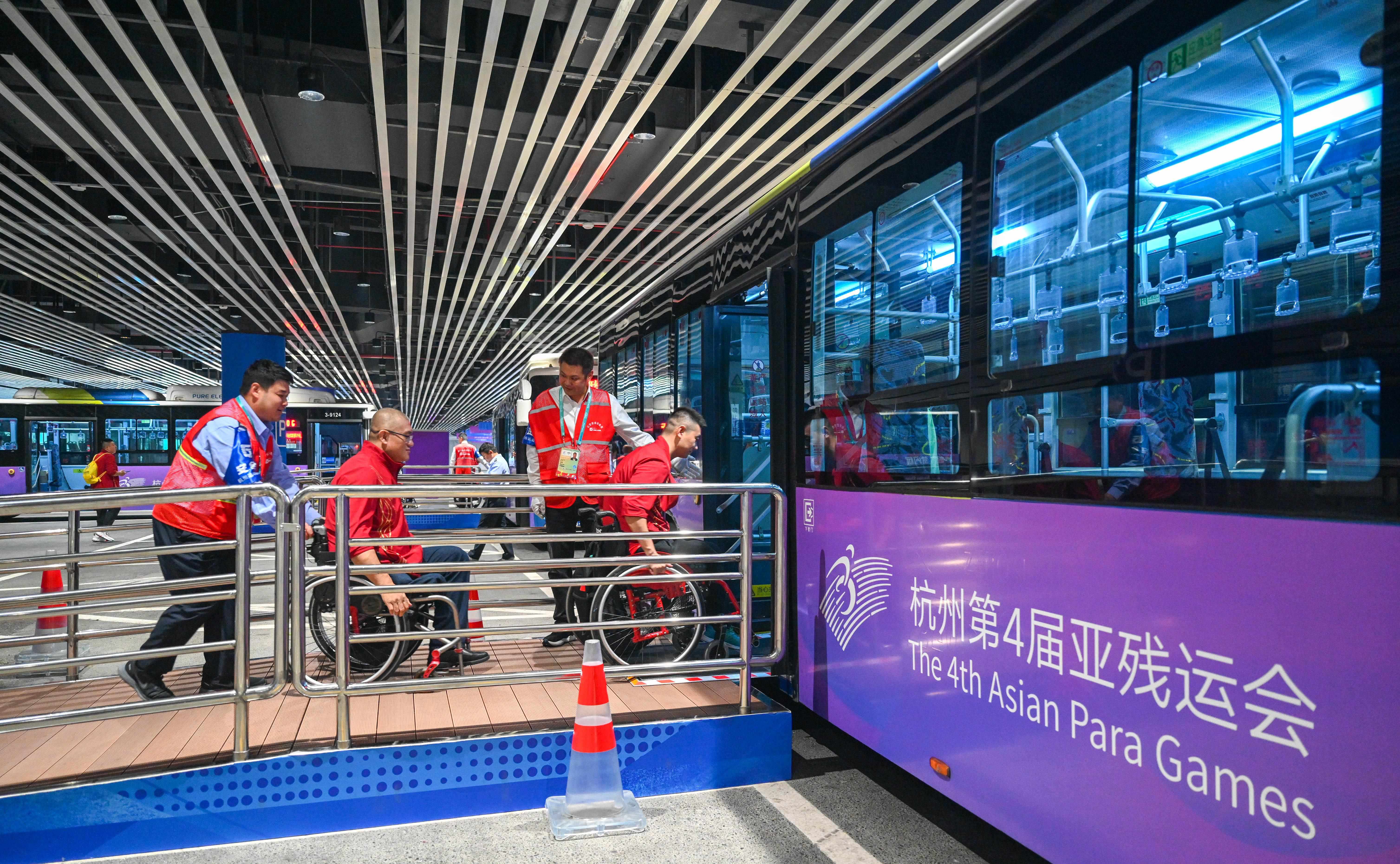 △2023年10月25日，結(jié)束輪椅籃球比賽后的中國(guó)隊(duì)和阿富汗隊(duì)球員通過(guò)無(wú)障礙坡道，順利上車(chē)返回運(yùn)動(dòng)員村。