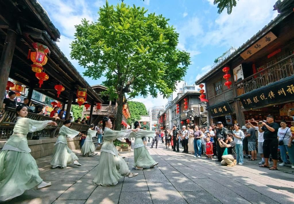 國慶節(jié)期間，福州市三坊七巷歷史文化街區(qū)上演《尋夢閩都》快閃。新華社發(fā)