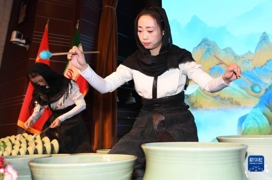10月30日，演員在伊朗德黑蘭伊朗國家藝術(shù)科學(xué)院舉行的“青風(fēng)海上來”浙江青瓷巡禮開幕式暨“萬象中國·天下寧波”寧波文旅推介會開幕式上表演。新華社記者 沙達(dá)提 攝